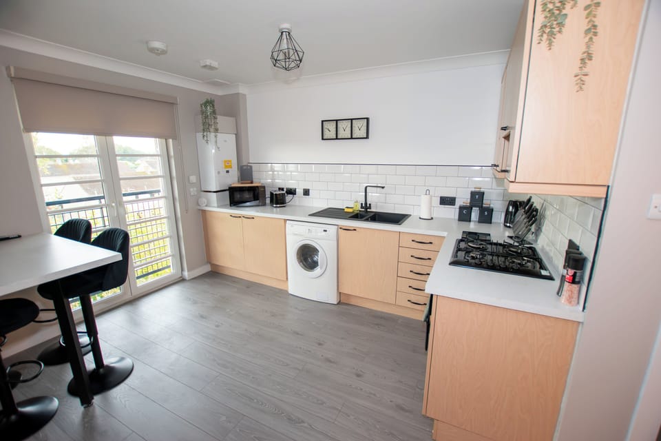 Newly renovated kitchen featuring sleek worktops and stylish splashbacks. Fully equipped and stocked (2)