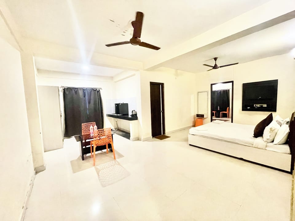 Family Room | Desk, laptop workspace, soundproofing, WiFi (free)