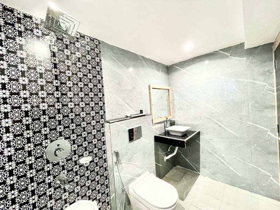 Family Room | Bathroom | Shower, rainfall showerhead, bidet, soap