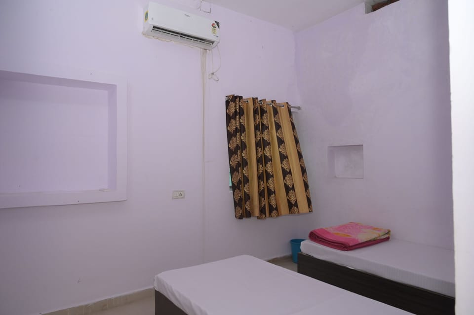 Basic Twin Room | Laptop workspace, WiFi (free)