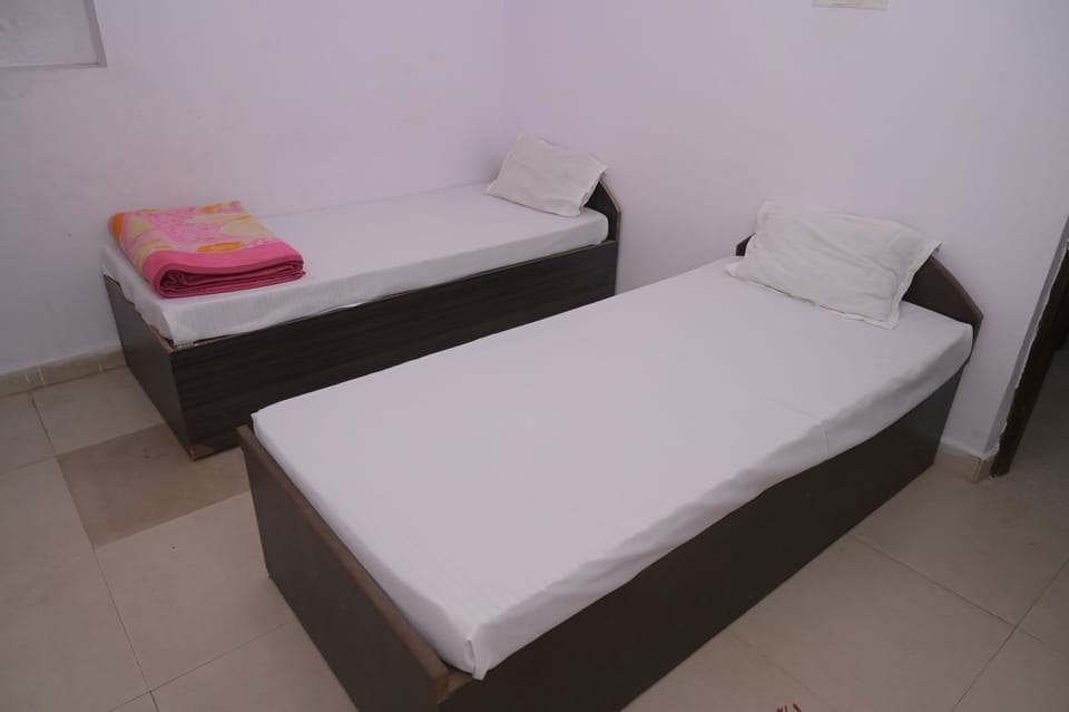 Basic Twin Room | Laptop workspace, WiFi (free)