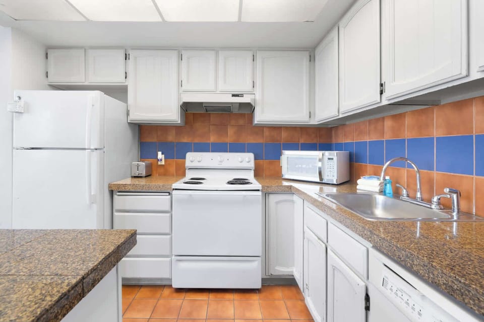 Fully equipped kitchen with essential appliances. Designed for convenience, cleanliness, and easy meal prep for a practical and enjoyable cooking experience.