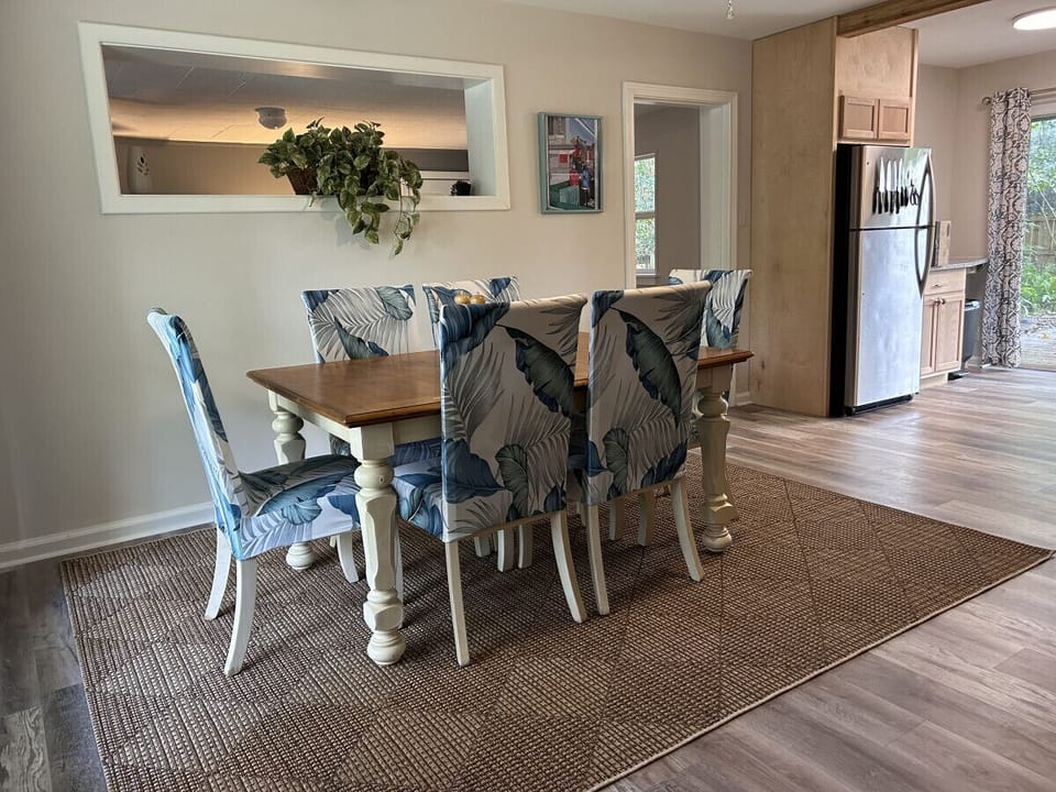 Glimpse into kitchen & TV room