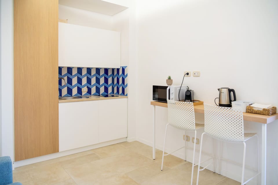 Deluxe Room, Patio, Courtyard View | Living area