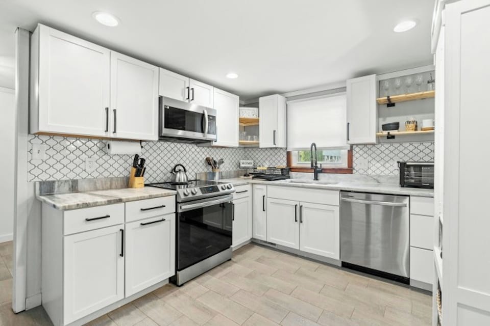 All modern appliances to make meal preparation a breeze.