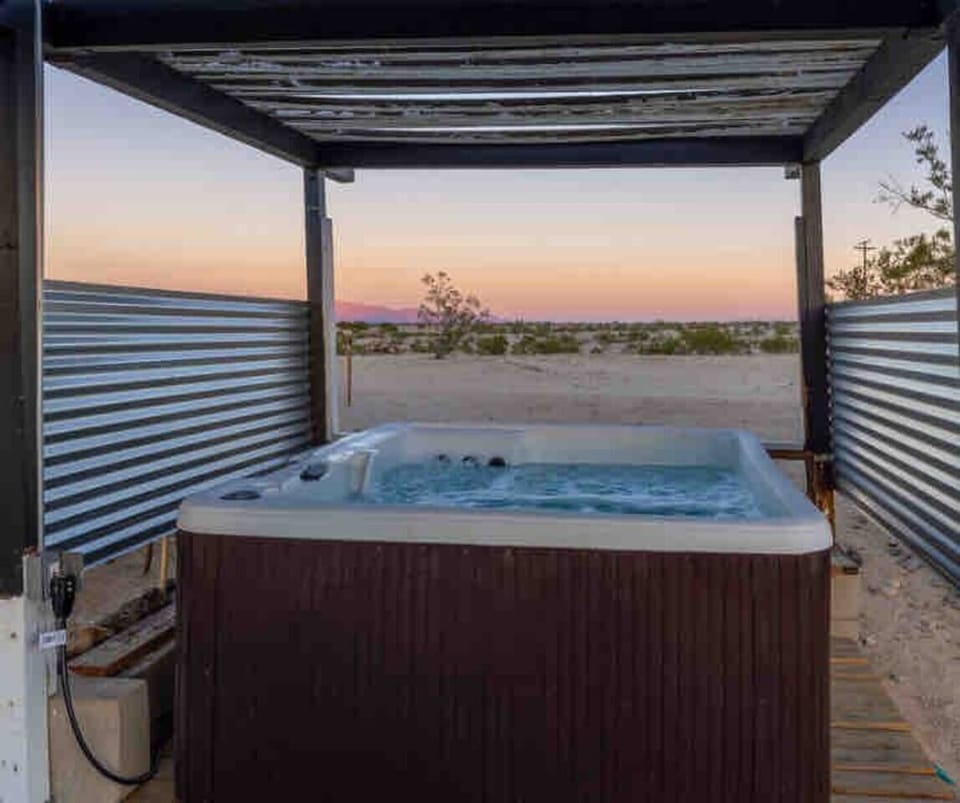 Hot tub (year-round)