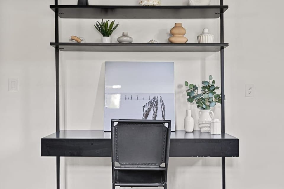 This desk says, 'Get things done'—but with a side of calm and creativity.