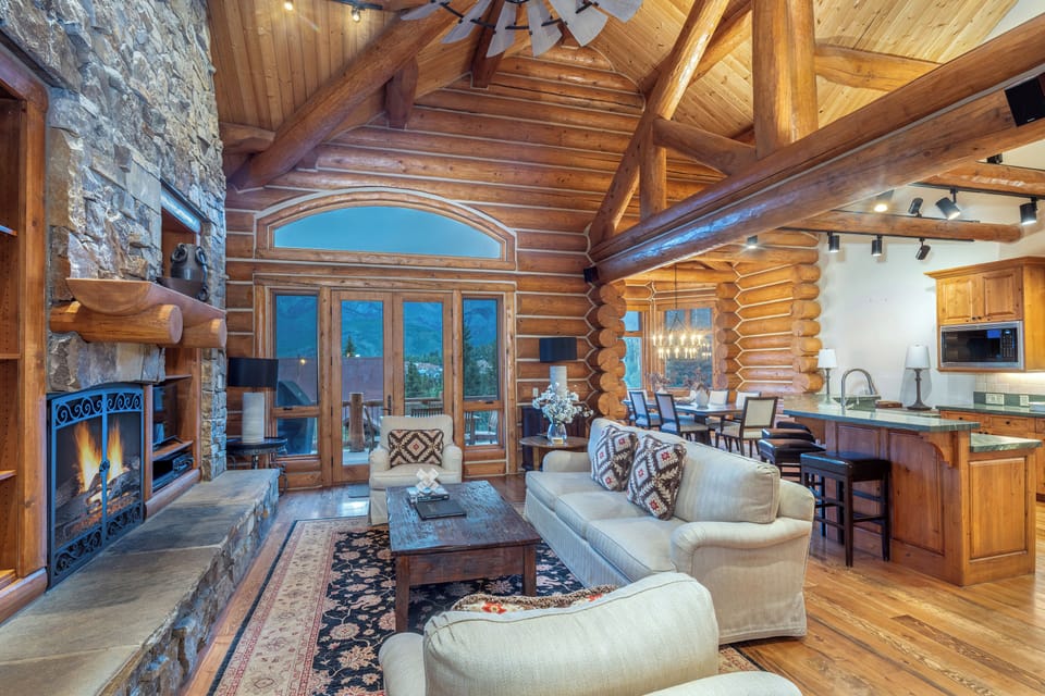 2.1-125-tristant-mountain-village-living-room1