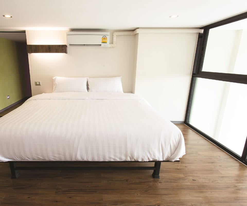 Duplex, 1 Bedroom | In-room safe, desk, bed sheets