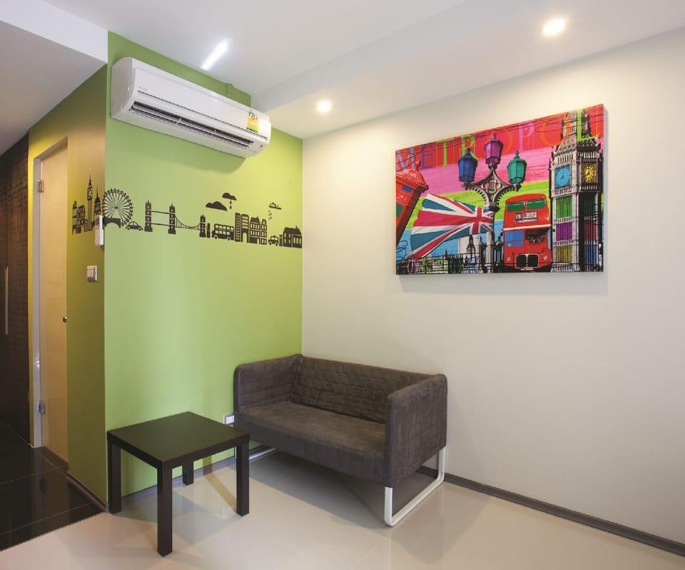 Studio | Living area | Flat-screen TV