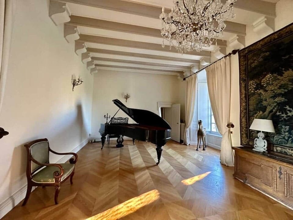 Salon avec piano à queue