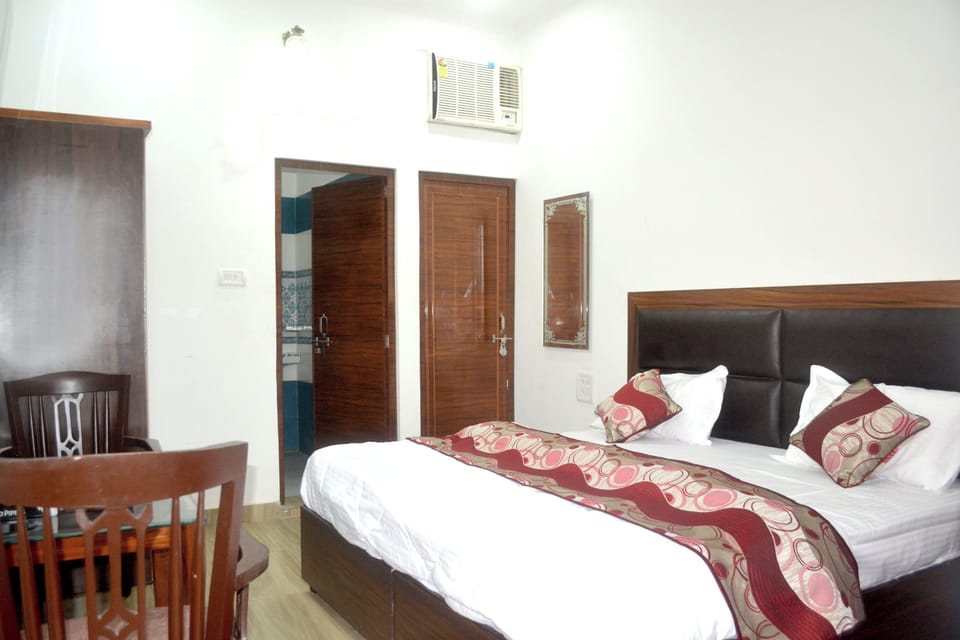 Superior Double Room, Garden View | Desk, laptop workspace, free WiFi