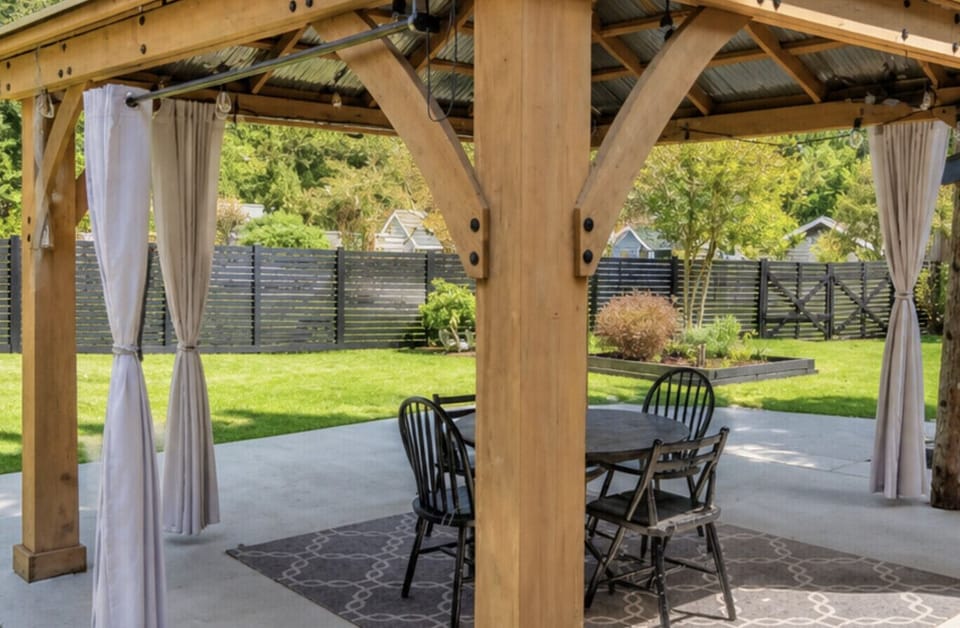 Fully fenced backyard & outdoor dining