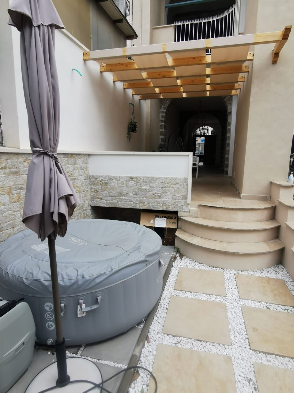 Outdoor spa tub