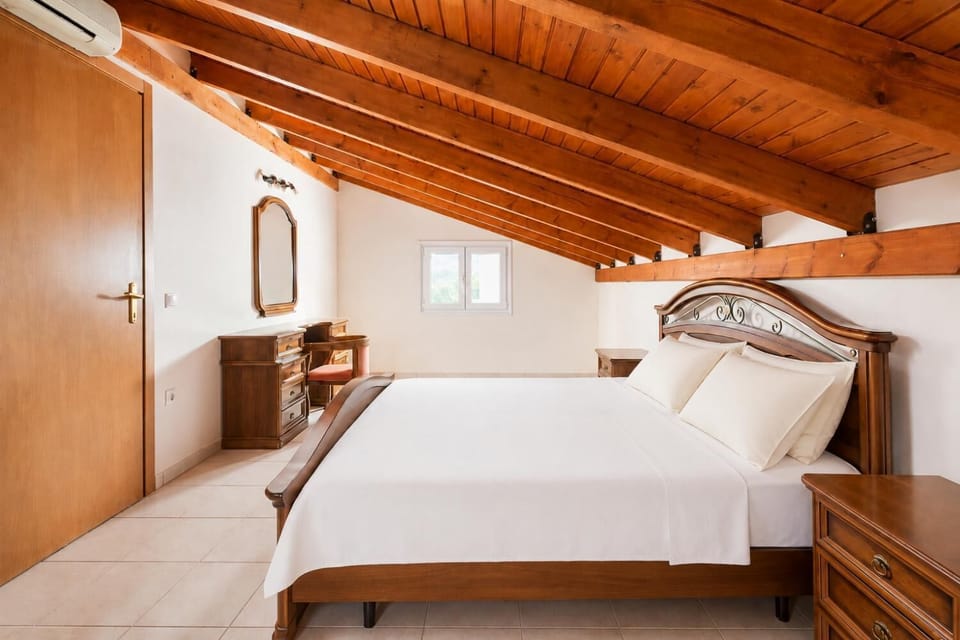Double bedroom with en suite bathroom and A/C