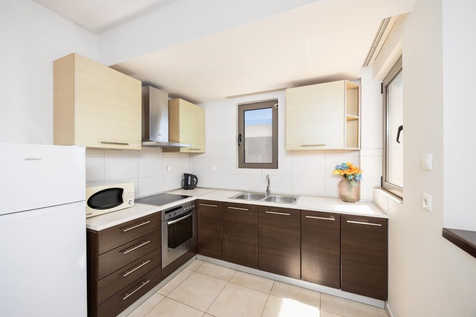 Upstairs unit: equipped kitchen