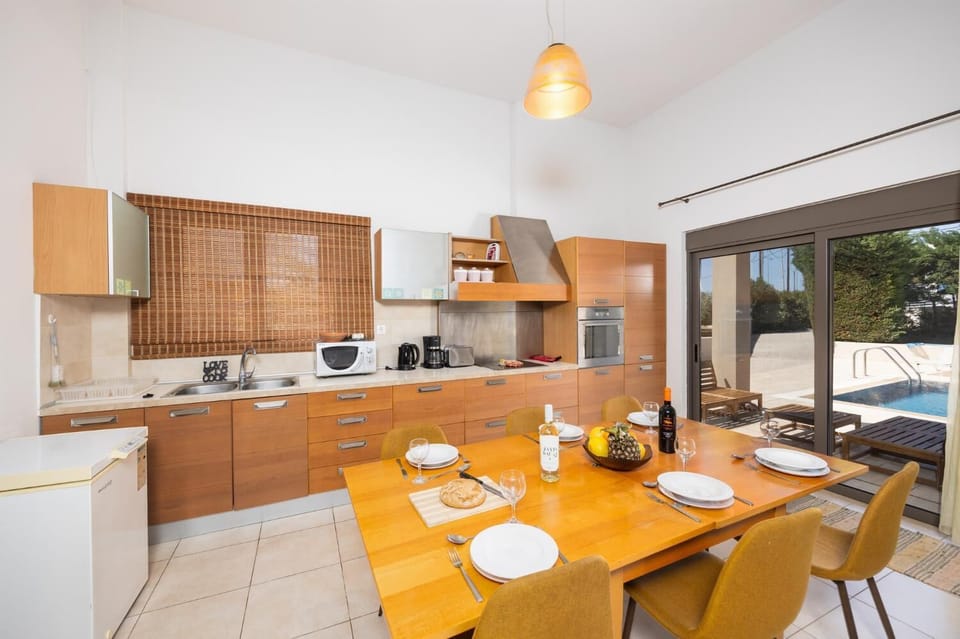 Main unit: equipped kitchen