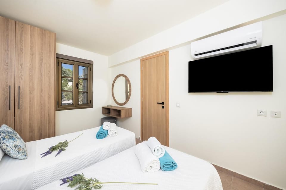 Twin bedroom with A/C