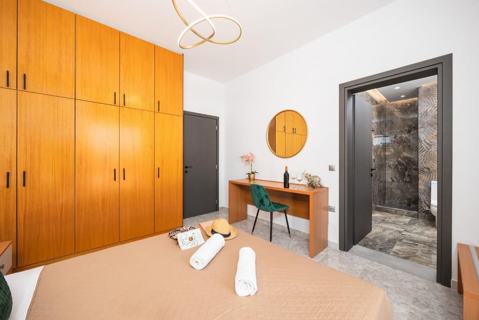 Double bedroom with en suite bathroom and A/C