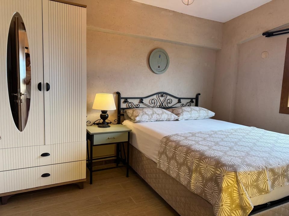 Iron/ironing board, bed sheets