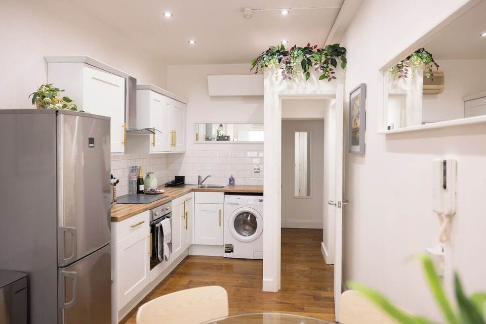 Full kitchen compromising of oven, washing machine, microwave, kettle, air fryer & espresso machine 