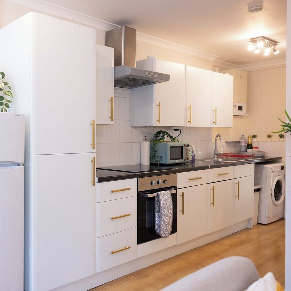 Full kitchen compromising of oven, washing machine, microwave, kettle, air fryer & espresso machine 