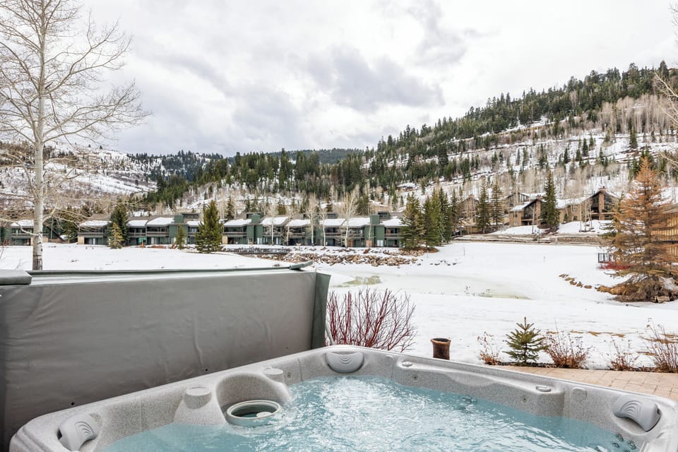 - Hot tub with snowy mountain views perfect for après ski  
- Relax outdoors surrounded by peaceful winter scenery  
- Warm soak after exploring ski slopes and alpine trails