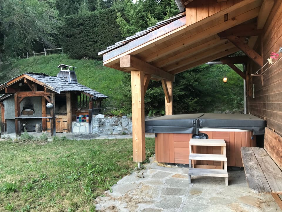 Outdoor spa tub