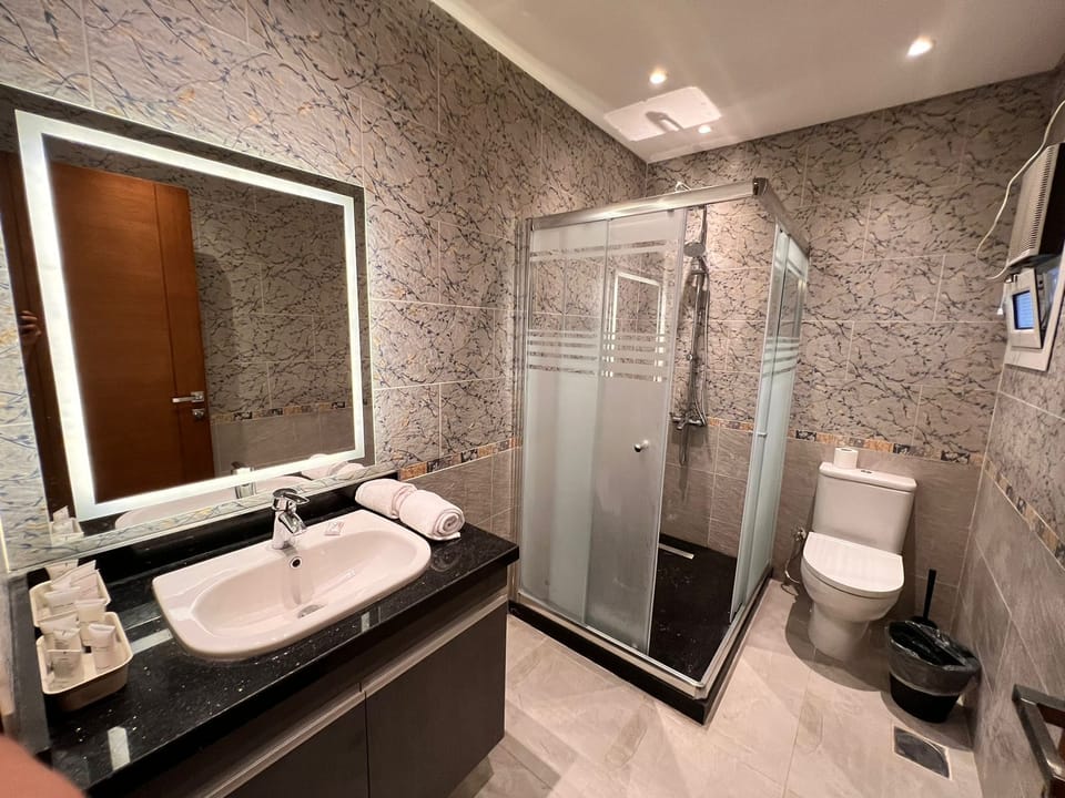Deluxe Apartment | Bathroom | Shower, towels, soap, shampoo