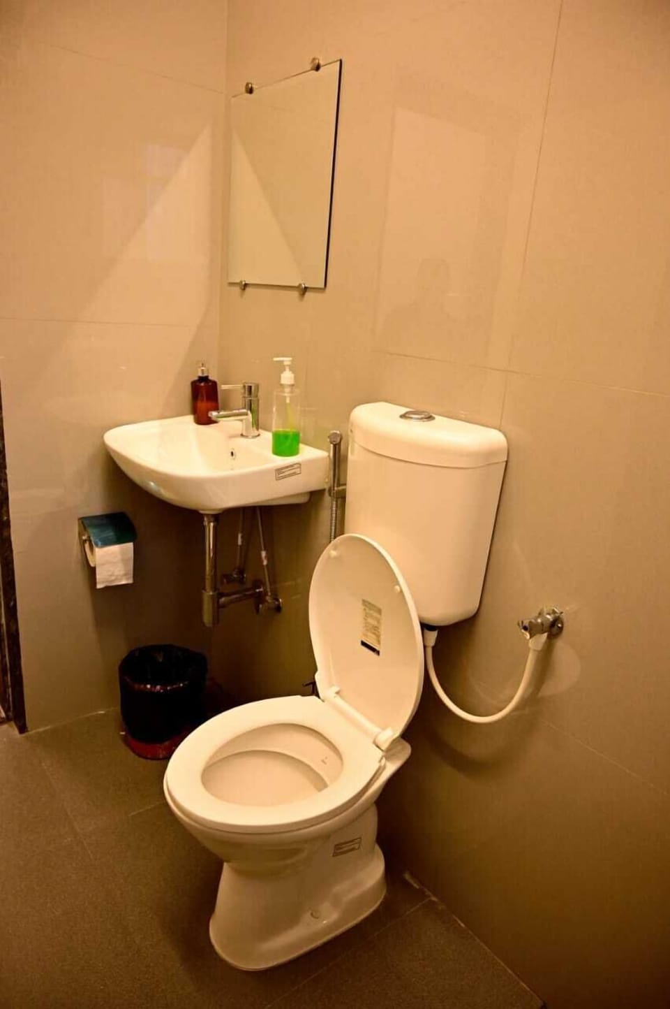 Deluxe Studio, City View | Bathroom | Shower, towels, soap, shampoo