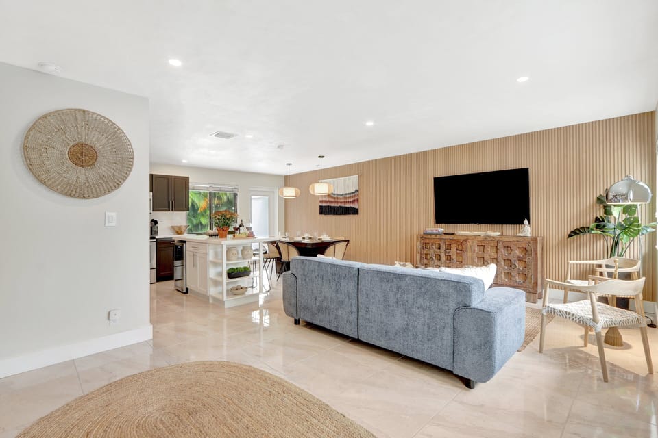 Living room | Comfy sofa and chairs + Smart TV.