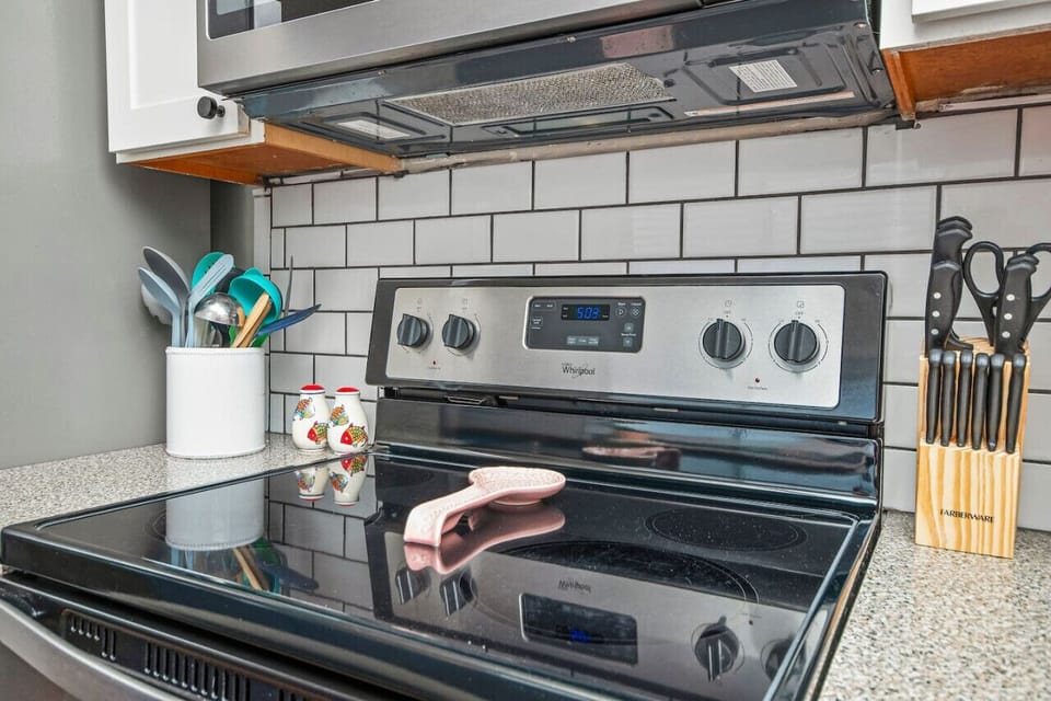 Electric stovetop and oven.