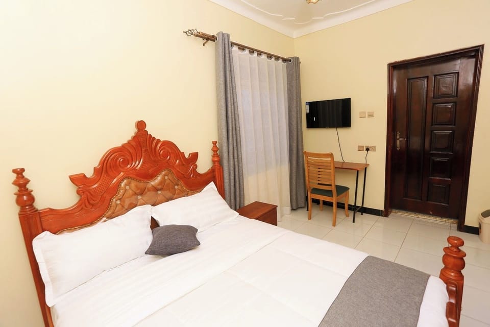 Deluxe Double Room, City View | Desk, laptop workspace, iron/ironing board (on request), WiFi (free)