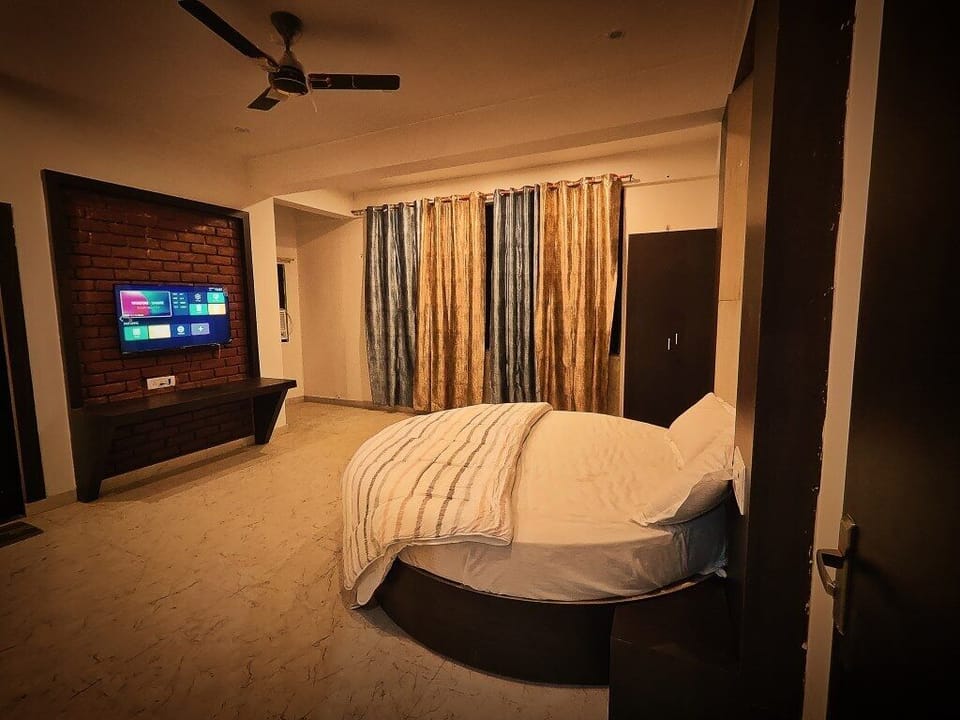 Laptop workspace, cribs (surcharge), WiFi (free), bed sheets