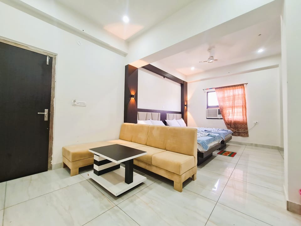 Laptop workspace, cribs (surcharge), WiFi (free), bed sheets