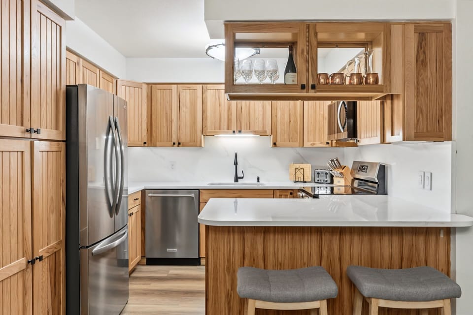 Updated Kitchen: Well-equipped kitchen, Keurig , air fryer, waffle maker, blender, kitchen bar w/2 bar stools