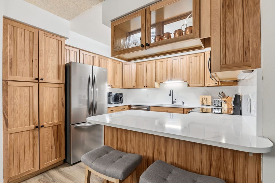 Updated Kitchen: Well-equipped kitchen, Keurig , air fryer, waffle maker, blender, kitchen bar w/2 bar stools