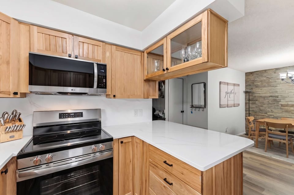 Updated Kitchen: Well-equipped kitchen, Keurig , air fryer, waffle maker, blender, kitchen bar w/2 bar stools
