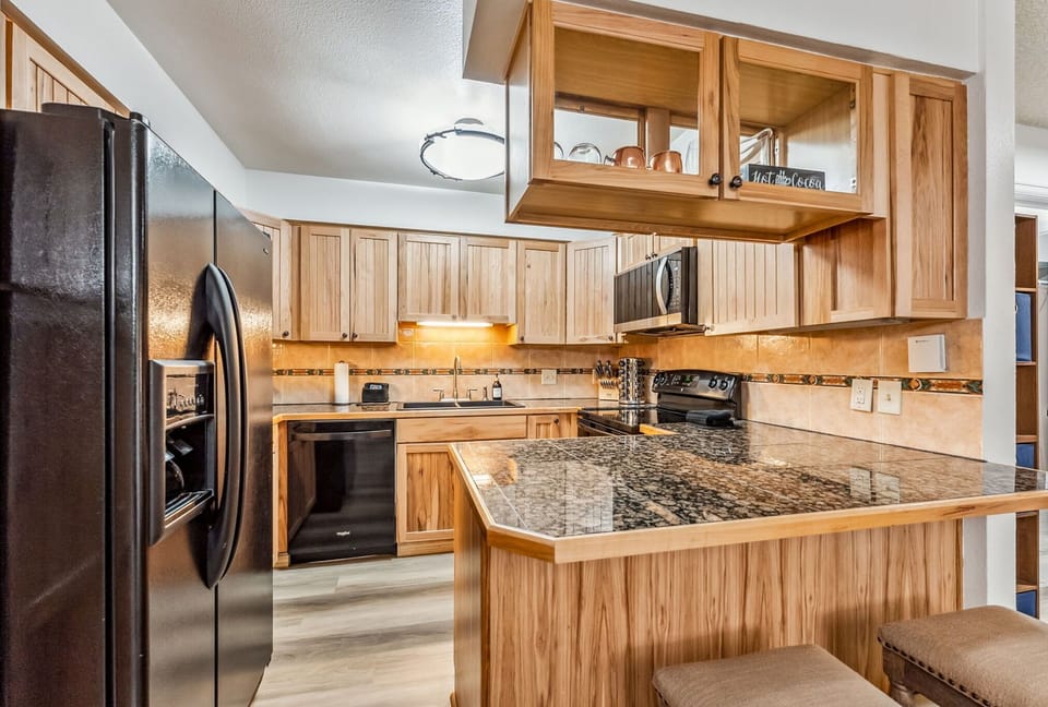 Kitchen: Well-equipped kitchen, Keurig , air fryer, waffle maker, blender, kitchen bar w/2 bar stools
