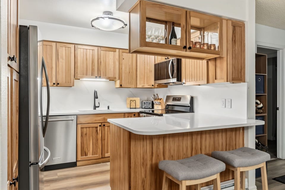 Updated Kitchen: Well-equipped kitchen, Keurig , air fryer, waffle maker, blender, kitchen bar w/2 bar stools