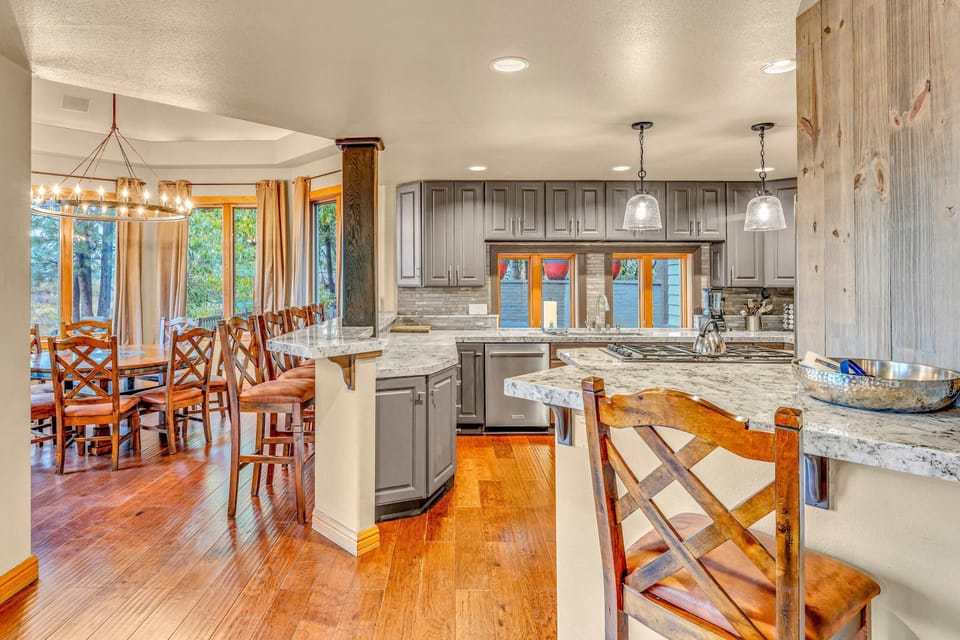 Kitchen: Well-equipped kitchen, double oven, range of appliances, drip coffee maker and Espresso machine, 46” Smart TV, 4 kitchen bar stools, 6-person table
