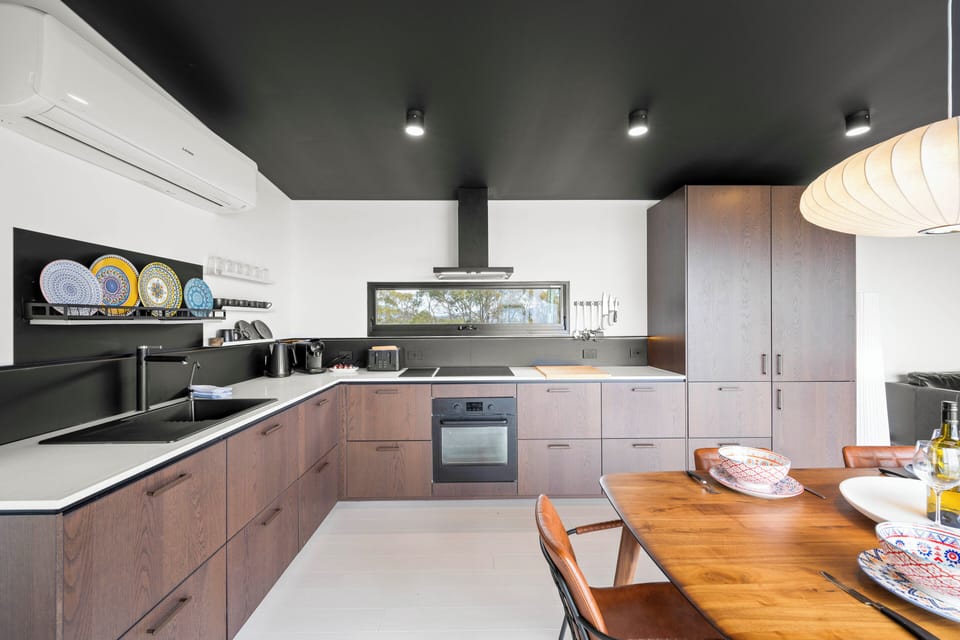 Private kitchen | Full-size fridge, microwave, oven, stovetop