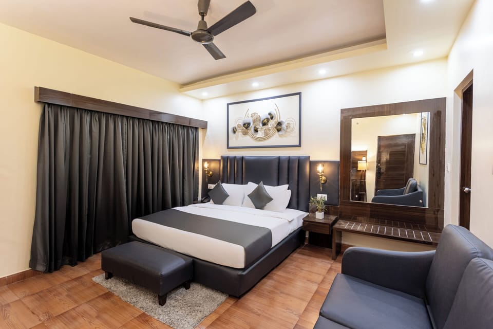 Executive Double Room | Desk, laptop workspace, free WiFi