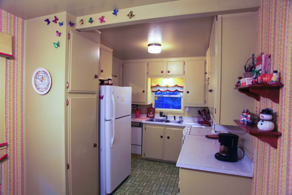 Full kitchen, ready for a feast or casual breakfast