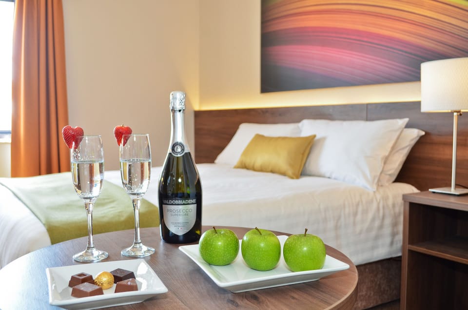 Classic Double Room | Desk, travel crib, free WiFi, bed sheets