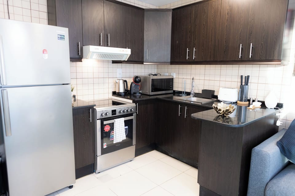 Full-size fridge, microwave, oven, stovetop