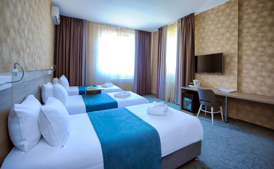 Triple room with parking spot | Premium bedding, minibar, in-room safe, desk