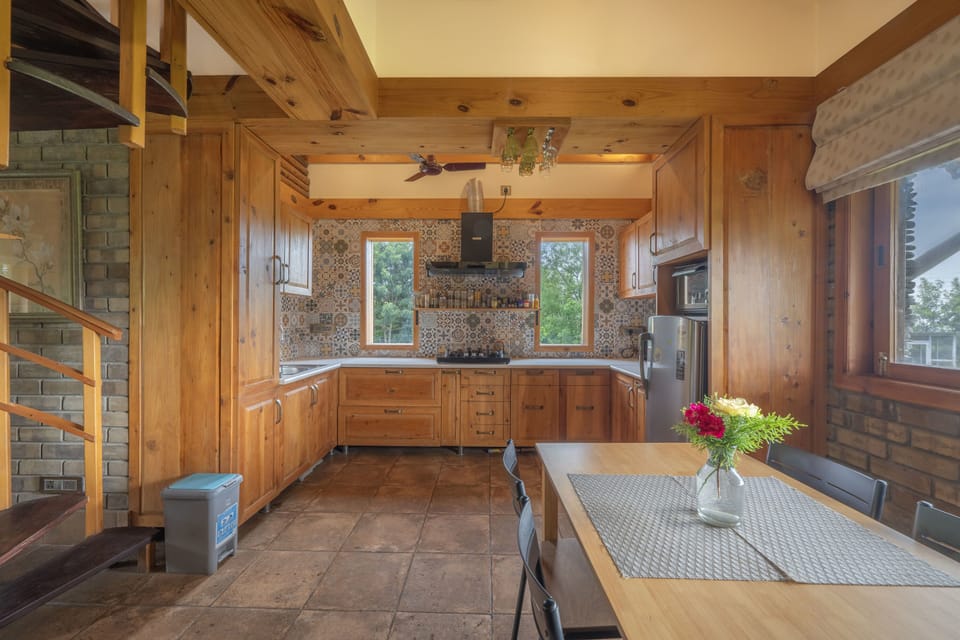 Luxury Quadruple Room, Mountain View | Dining room