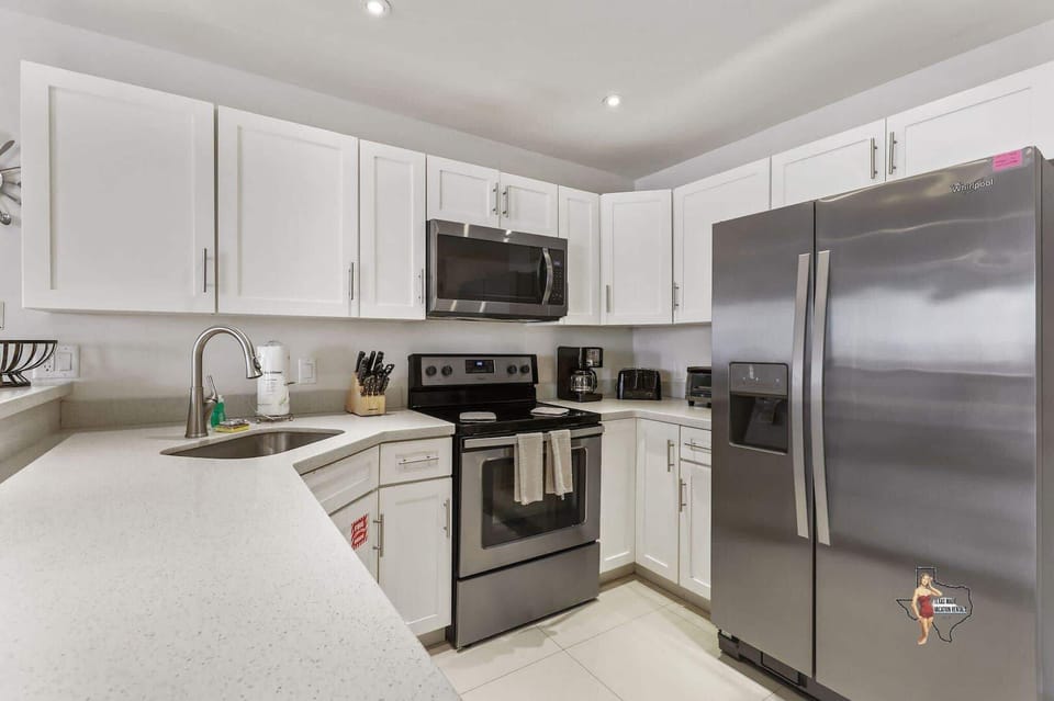 Enjoy plenty of counter space in this well-equipped kitchen.