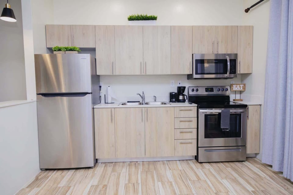 Fully equipped kitchen with modern appliances, perfect for your meals!